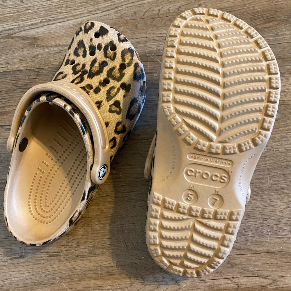 Leopard Crocs Women’s Size 7